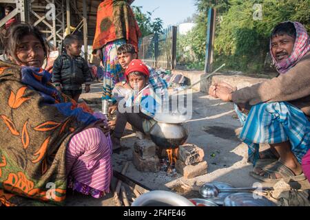 Varanasi. Inde. 11-02-2018. Une famille prenant le petit déjeuner à la gare de Varanasi. Banque D'Images