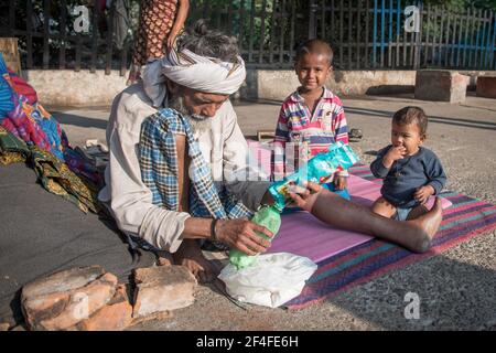 Varanasi. Inde. 11-02-2018. Un homme et deux garçons préparant de la nourriture à la gare de Varanasi. Banque D'Images