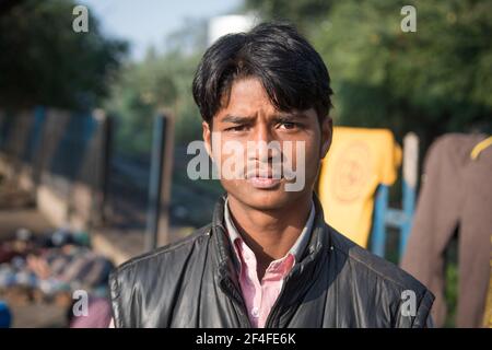 Varanasi. Inde. 11-02-2018. Portrait d'un jeune homme à la gare de Varanasi. Banque D'Images