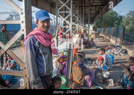 Varanasi. Inde. 11-02-2018. Une famille prenant le petit déjeuner à la gare de Varanasi. Banque D'Images