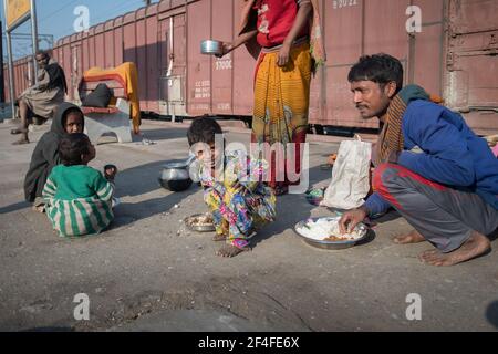 Varanasi. Inde. 11-02-2018. Une famille prenant le petit déjeuner à la gare de Varanasi. Banque D'Images