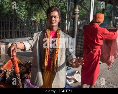 Varanasi. Inde. 11-02-2018. Portrait d'un jeune homme à la gare de Varanasi. Banque D'Images