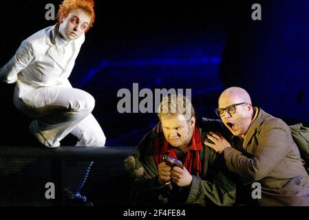 l-r: Gillian Keith (The Woodbird), Graham Sanders (Siegfried), Alasdair Elliott (MIME) à SIEGFRIED par Wagner au Festival International d'Édimbourg 25/08/2002 un chef de production de l'Opéra écossais: Richard Armstrong set design: Hildegard Bechtler costumes: Ana Jebens éclairage: Peter Mumford directeur: Tim Albery Banque D'Images