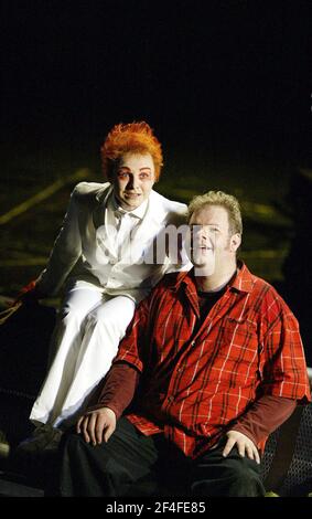 Gillian Keith (The Woodbird), Graham Sanders (Siegfried) à SIEGFRIED par Wagner au Festival International d'Édimbourg 25/08/2002 un chef de production de l'Opéra écossais: Richard Armstrong Set design: Hildegard Bechtler costumes: Ana Jebens éclairage: Peter Mumford directeur: Tim Albery Banque D'Images