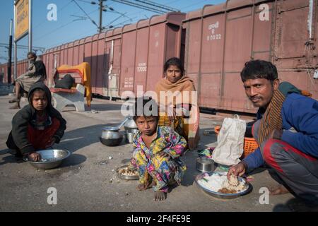 Varanasi. Inde. 11-02-2018. Une famille prenant le petit déjeuner à la gare de Varanasi. Banque D'Images