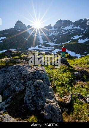 Jeune femme dans les montagnes, les montagnes et la neige, randonnée à Trollfjord Hytta, à Trollfjord, Lofoten, Nordland, Norvège Banque D'Images