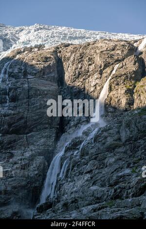 Cascades sur une falaise abrupte, glacier de Kjenndalsbreen, Loen, Vestland, Norvège Banque D'Images