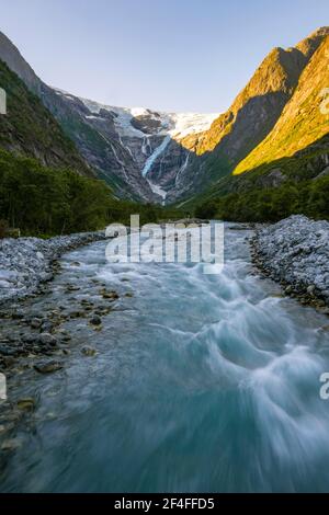 Glacier Kjenndalsbreen avec rivière glacier, montagnes et cascades sur les flancs abrupts des montagnes, Loen, Vestland, Norvège Banque D'Images