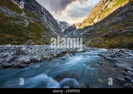 Glacier Kjenndalsbreen avec rivière glacier, montagnes et cascades sur les flancs abrupts des montagnes, Loen, Vestland, Norvège Banque D'Images