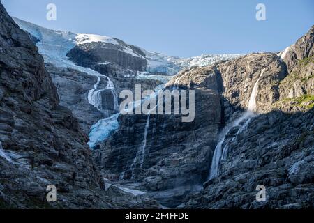 Cascades sur une falaise abrupte, glacier de Kjenndalsbreen, Loen, Vestland, Norvège Banque D'Images