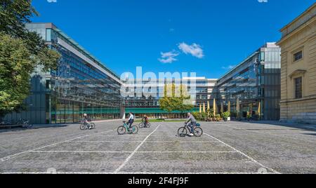 Touristes à vélo, Marstallplatz, Munich, haute-Bavière, Bavière, Allemagne Banque D'Images