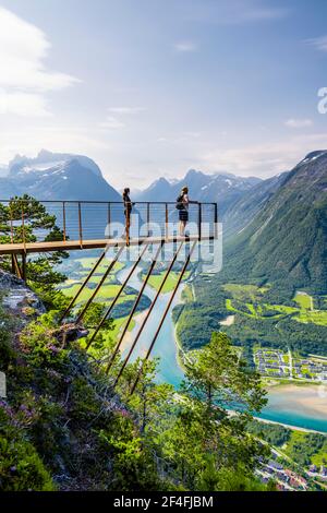 Randonneurs debout sur la plate-forme d'observation de Rampestreken, randonnée Romsdalseggen, rivière Rauma, Romsdalfjellene montagnes, Andalsnes, More og Romsdal, Norvège Banque D'Images