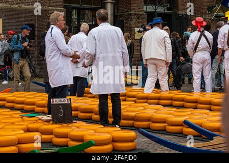 Alkmaar, pays-Bas; 18 mai 2018: Le marché du fromage les spécialistes Banque D'Images