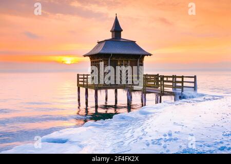 Bain en bois glacé au lever du soleil sur le lac Neuchâtel à Gorgier, Neuchâtel, Suisse Banque D'Images