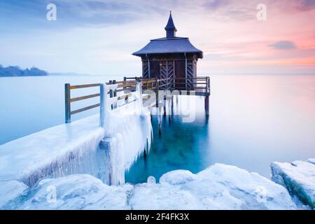 Bain en bois glacé au lever du soleil sur le lac Neuchâtel à Gorgier, Neuchâtel, Suisse Banque D'Images