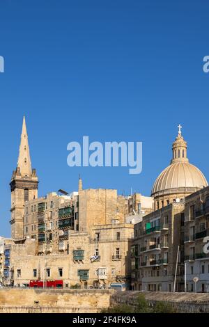 Vieille ville de la Valette à Malte, gratte-ciel avec maisons anciennes, dôme d'église et tour Banque D'Images