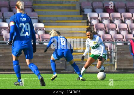 Eskilstuna, Suède. 21 mars 2021. Madelen Janogy (#9 Hammarby) et Amanda Nilden (#6 Eskilstuna) lors d'un match de groupe à la coupe de la Ligue suédoise le 21 mars 2021 entre Eskilstuna et Hammarby à Tunavallen à Eskilstuna, Suède Credit: SPP Sport Press photo. /Alamy Live News Banque D'Images