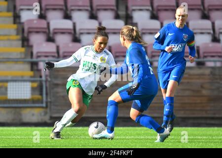 Eskilstuna, Suède. 21 mars 2021. Madelen Janogy (#9 Hammarby) défie Felicia Saving (#14 Eskilstuna) lors d'un match de groupe dans la coupe de la Ligue suédoise le 21 mars 2021 entre Eskilstuna et Hammarby à Tunavallen à Eskilstuna, Suède Credit: SPP Sport Press photo. /Alamy Live News Banque D'Images