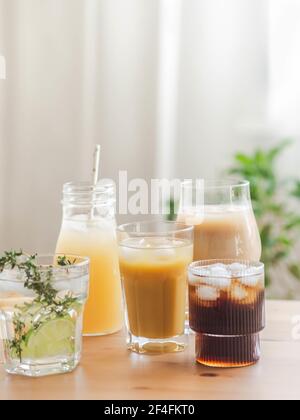 Boissons rafraîchissantes non alcoolisées dans des verres avec glace. Jus de fruits, limonades, café glacé, smoothies sur table en bois. Copier l'espace. Vue avant Banque D'Images