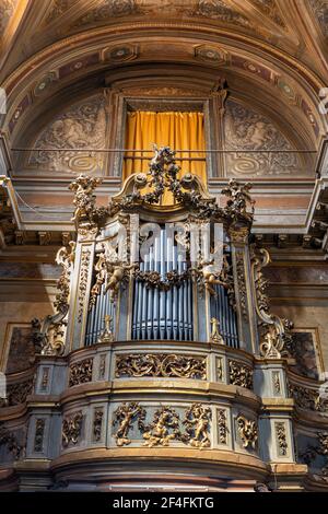 Italie, Rome, orgue baroque (1721) et balcon à l'intérieur de l'église de San Rocco (Chiesa di San Rocco All Augusteo) Banque D'Images