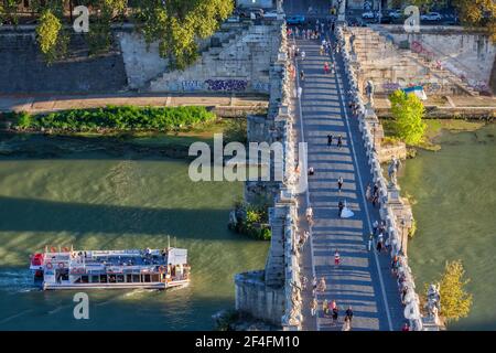 Pont Ponte Sant Angelo et bateau de croisière sur le Tibre dans la ville de Rome, Italie, vue aérienne Banque D'Images