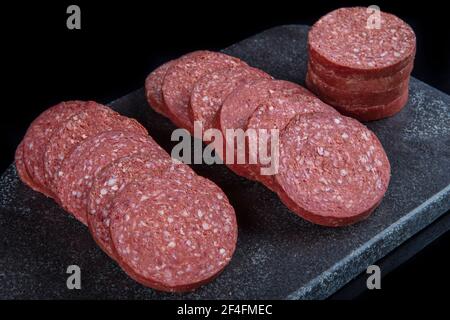 Saucisse ( turc Sucuk ) concept photo. Saucisse turque, sucuk de kangal. Sujuk (sucuk), une saucisse épicée sèche sur fond de bois. Banque D'Images