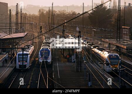 Trains locaux à la gare d'Oberbarmen, Wuppertal, Bergisches Land, Rhénanie-du-Nord-Westphalie, Allemagne Banque D'Images