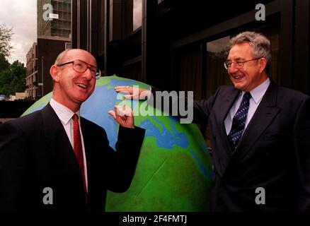 John Roberts, le directeur général de la poste (à gauche) et Neville bain, le président (à droite). Banque D'Images