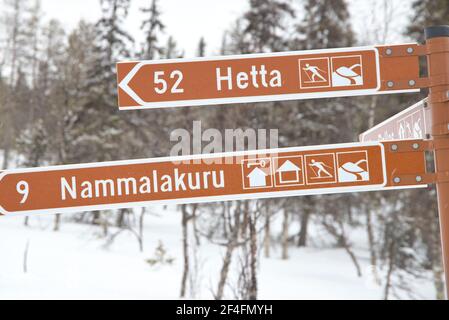 Direction Hetta dans le parc national de Pallas-Yllästunturi, Muonio, Laponie, Finlande Banque D'Images