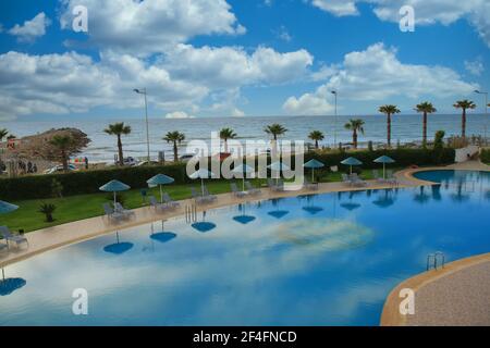 Été relaxant, terrasse pour bronzer et piscine privée avec près de la plage et vue panoramique sur la mer dans une maison de luxe / rendu 3d Banque D'Images