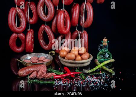 Saucisse ( turc Sucuk ) concept photo. Saucisse turque, sucuk de kangal. Sujuk (sucuk), une saucisse épicée sèche sur fond de bois. Banque D'Images