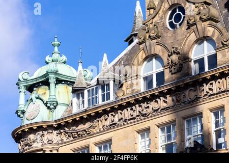 Newcastle upon Tyne UK: 13 mars 2021: Grainger Street Gray's Monument. Gros plan sur la décoration et la tour du bâtiment. Emerson Chambers Newcastle (Waterstones Banque D'Images