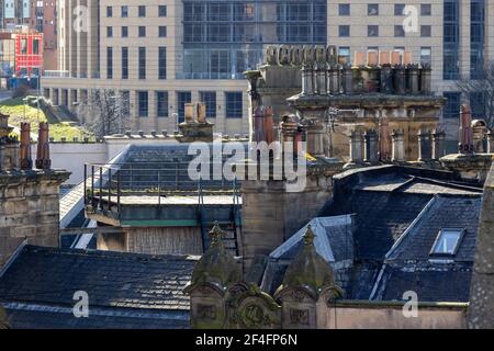 Newcastle upon Tyne UK: 13 mars 2021: Toits anglais traditionnels et cheminées sur le Quayside de Newcastle Banque D'Images
