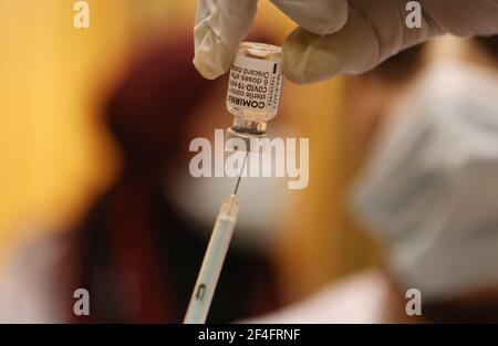 (210321) -- HÉBRON, le 21 mars 2021 (Xinhua) -- UN travailleur de la santé prépare une dose de vaccin COVID-19 lors d'une campagne de vaccination au bureau du ministère de la Santé dans le village de Dura, en Cisjordanie, près d'Hébron, le 21 mars 2021. (Photo de Mamoun Wazwaz/Xinhua) Banque D'Images