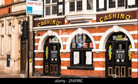 Epsom London UK, 21 mars 2021, Cashino Gambling Store Shop to Let Banque D'Images