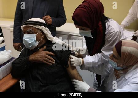 (210321) -- HÉBRON, le 21 mars 2021 (Xinhua) -- UN palestinien âgé reçoit une dose de vaccin COVID-19 lors d'une campagne de vaccination au bureau du ministère de la Santé dans le village de Dura en Cisjordanie, près d'Hébron, le 21 mars 2021. (Photo de Mamoun Wazwaz/Xinhua) Banque D'Images