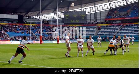 COMMONWEALTH GAMES MANCHESTER 2/8/2002 RUGBY 7'S ENGLAND V COOK ISLANDS VASE SAMANIA JETER DANS LA LIGNE DE L'IMAGE DAVID ASHDOWN.COMMONWEALTH JEUX MANCHESTER Banque D'Images