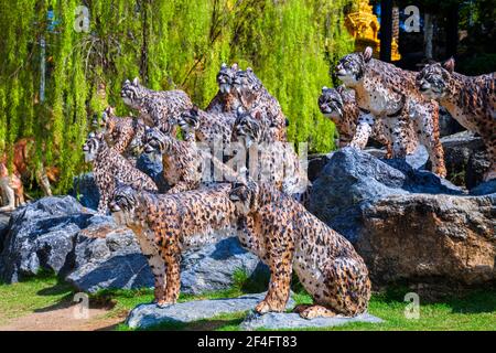 Pattaya, Thaïlande -​ 2 mai, 2019​: Statue Tiger zoo Valley​ dans le jardin de Nong Nooch​, touristes ​ voyageant à beautiful​ Garden​ dans le monde de the​, Pattaya, Banque D'Images