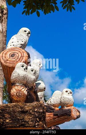 Pattaya, Thaïlande -​ 2 mai, 2019​: Statue an hibou zoo Valley​ dans le jardin de Nong Nooch​, touristes ​ voyageant à beautiful​ Garden​ dans le monde de the​, Pattaya Banque D'Images