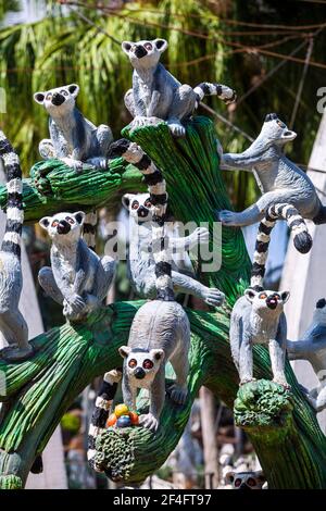 Pattaya, Thaïlande -​ 2 mai, 2019​: Statue lemurs zoo Valley​ dans le jardin de Nong Nooch​, touristes ​ voyageant à beautiful​ Garden​ dans le monde de the​, Pattaya Banque D'Images