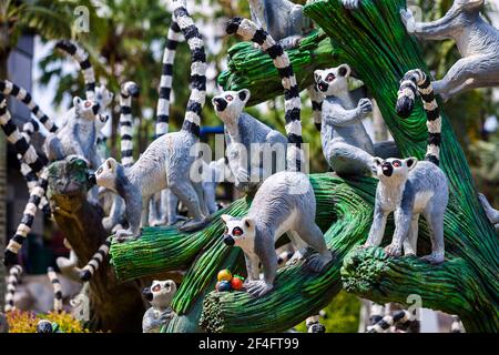 Pattaya, Thaïlande -​ 2 mai, 2019​: Statue lemurs zoo Valley​ dans le jardin de Nong Nooch​, touristes ​ voyageant à beautiful​ Garden​ dans le monde de the​, Pattaya Banque D'Images