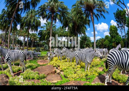 Pattaya, Thaïlande -​ 2 mai, 2019​: Statue zébra zoo Valley​ dans le jardin de Nong Nooch​, touristes ​ voyageant à beautiful​ Garden​ dans le monde de the​, Pattaya, Banque D'Images