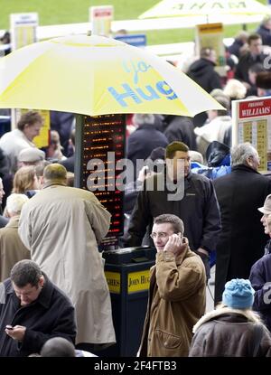 FESTIVAL NATIONAL DE CHASSE CHELTENHAM 1ER JOUR 11/3/2003 PHOTO DAVID ASHDOWNRACING CHELTENHAM Banque D'Images