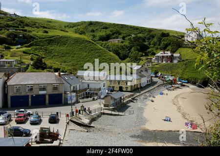 Village côtier gallois de Llangranog sur la côte de la baie de Cardigan Ceredigion sous le soleil d'été. Banque D'Images