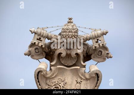 Une vue des Coats d'armes du Saint-Siège et de la Cité du Vatican sur les colonnades le 21 mars 2021. Les fidèles ne sont pas autorisés sur la place Saint-Pierre en nombre limité et portant des masques en raison de la zone dite rouge prise par le gouvernement italien contre la propagation de la pandémie Covid-19. (Photo de Giuseppe Fama/Pacific Press) Banque D'Images