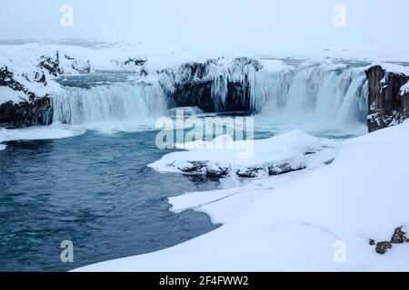 Goðafoss cascade complexe pendant les conditions hivernales montrant le 12 mètres Laissez-vous berer par les glaces de la rivière Skjálfandafljót Islande Banque D'Images