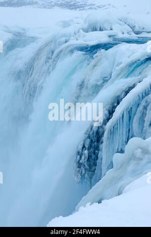 Goðafoss cascade partiellement gelée pendant les conditions hivernales montrant de l'eau courante Et de la glace sur la rivière Skjálfandafljót en Islande Banque D'Images
