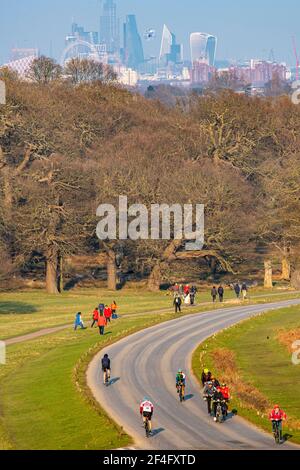 Vélo dans le parc Richmond avec une toile de fond de la ville De Londres Banque D'Images