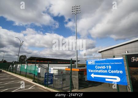 Vue générale d'une bannière de vaccination Covid-19 à l'extérieur du sol avant le match de la Super League des femmes FA au stade Hive, Londres. Date de la photo: Dimanche 21 mars 2021. Banque D'Images