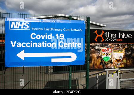 Vue générale d'une bannière de vaccination Covid-19 à l'extérieur du sol avant le match de la Super League des femmes FA au stade Hive, Londres. Date de la photo: Dimanche 21 mars 2021. Banque D'Images